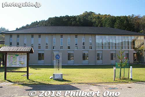 The building in the middle is the University of Hyogo Graduate School of Regional Resource Management.
Keywords: hyogo toyooka Oriental White Stork Park kounotori konotori