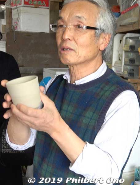 This is Kikuchi Hidetoshi, a local potter who, along with his wife Mie, taught us how to make Izura Tenshin-yaki pottery (五浦天心焼). They moved here in 1998.
The Kikuchis are one of several Tenshin-yaki potters in Kita-Ibaraki.
Keywords: ibaraki kitaibaraki Tenshin-yaki pottery