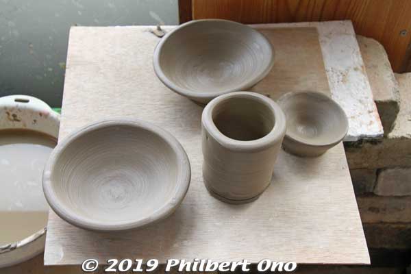 From one clump of clay, I made all these pieces. Oh yeah, it's easy. Anybody can do it. It costs a few thousand yen per piece to color and fire. It is sent to us later.
Keywords: ibaraki kitaibaraki Tenshin-yaki pottery