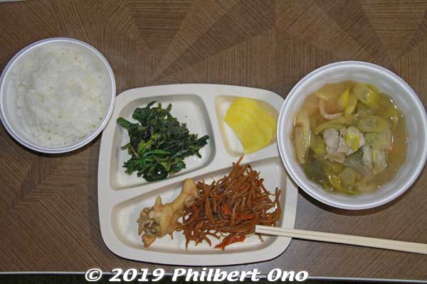 Our lunch at Arigatee. Chicken drumstick, vegetables, rice, and tonjiru (pork and vegetables) soup.
Keywords: ibaraki kitaibaraki arigatee