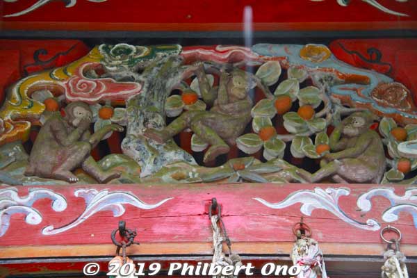 Hanazono Shrine also has a version of the three monkeys here on the Honden shrine hall, but only half the mouth, only one ear, and only one eye are covered as you can see here. 
Keywords: ibaraki kitaibaraki hanazono shrine japanshrine japansculpture
