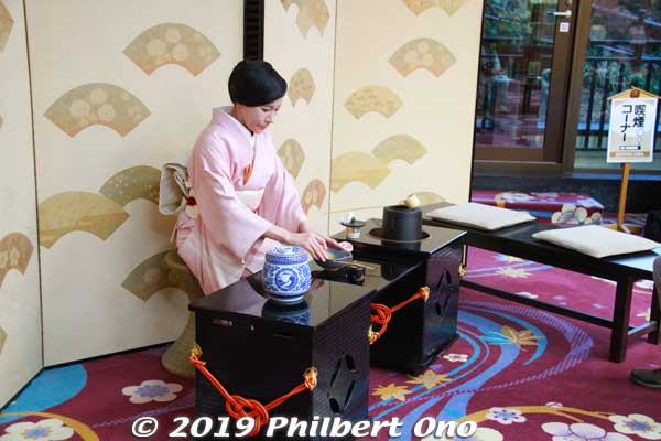 We arrived in the late afternoon in time for a tea ceremony in the hotel lobby. Conducted by the hotel's okami-san (proprietress 女将).
Keywords: ibaraki kitaibaraki izura coast hotel