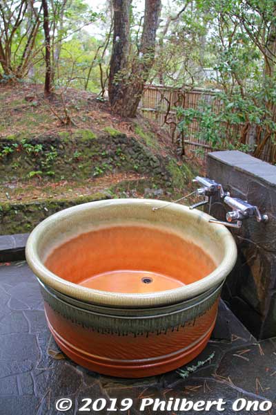 Outdoor bathtub made of Shigaraki-yaki pottery (from Shigaraki, Shiga Prefecture). The hotel has excellent taste in bathtubs. 信楽焼
Keywords: ibaraki kitaibaraki izura coast hotel japanhouse