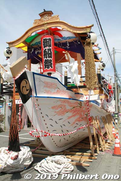 On the May 2 festival eve, the boat is pulled from east to west along 1,200 meters in the center of town without the portable shrine aboard.
Keywords: ibaraki kitaibaraki ofune matsuri boat festival