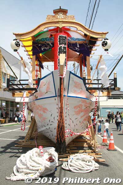On the May 3 main festival day, the boat is dragged along the same route west to east with the portable shrine and shrine priests aboard.
This boat is here at the start point on May 3, 2019.
Keywords: ibaraki kitaibaraki ofune matsuri boat festival