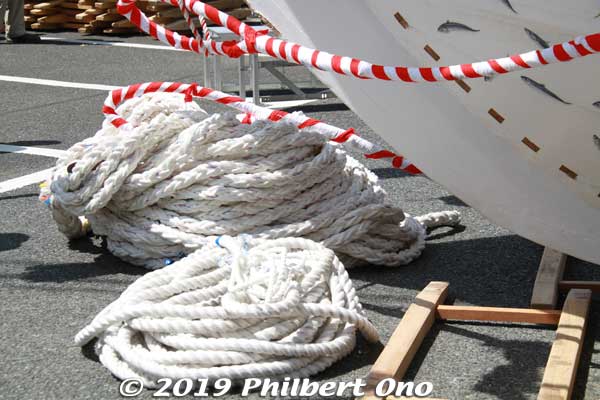 White ropes to pull the boat on the road.
Keywords: ibaraki kitaibaraki ofune matsuri boat festival