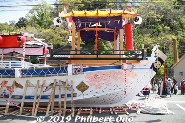 The festival started to be held every 5 years from 1975. The boat has to be repaired after each festival and the money could not be secured more often than every 5 years.
The boat is normally displayed at a fishing museum named Yo-soro (よう・そろー) in Kita-Ibaraki.
Keywords: ibaraki kitaibaraki ofune matsuri boat festival