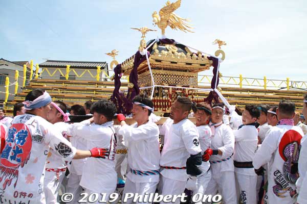 On May 3 from morning, they parade the mikoshi portable shrine  bearing Sawawachigi Shrine's god for maritime safety.
Keywords: ibaraki kitaibaraki ofune matsuri boat festival