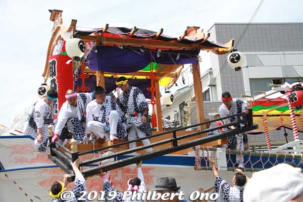 Removing in the boat railingsbefore people boarded.
Keywords: ibaraki kitaibaraki ofune matsuri boat festival
