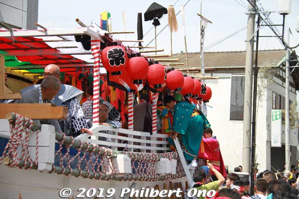 Boat musicians and crew board the boat via ladder.
Keywords: ibaraki kitaibaraki ofune matsuri boat festival