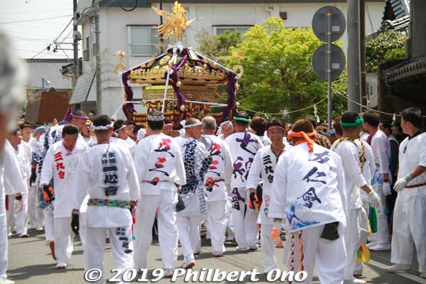 After being paraded around town all morning, the portable shrine arrives near the boat.
Keywords: ibaraki kitaibaraki ofune matsuri boat festival