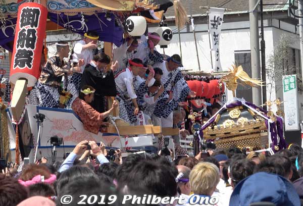 The boat crew welcome the portable shrine before it is loaded aboard.
Keywords: ibaraki kitaibaraki ofune matsuri boat festival
