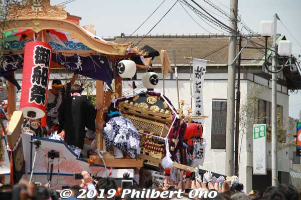 The portable shrine is loaded on the boat.
Keywords: ibaraki kitaibaraki ofune matsuri boat festival