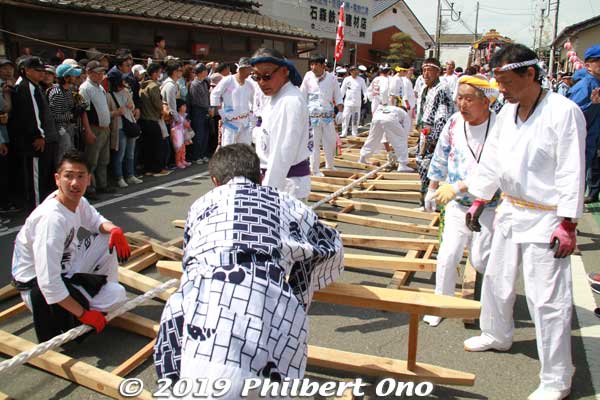 Ahead of the boat, wooden pallets called "soroban" are laid on the road for the boat to be dragged on.
Keywords: ibaraki kitaibaraki ofune matsuri boat festival
