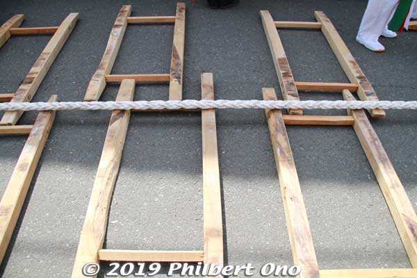 They use about 100 soroban wooden pallets (ソロバン) made of Japanese oak tree, a hard wood. Each weighs 20 kg.
Keywords: ibaraki kitaibaraki ofune matsuri boat festival