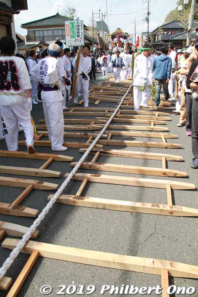 Boat is pulled by a 200-meter white rope, 7 cm thick. About 200 to 300 people pull the boat.
Keywords: ibaraki kitaibaraki ofune matsuri boat festival