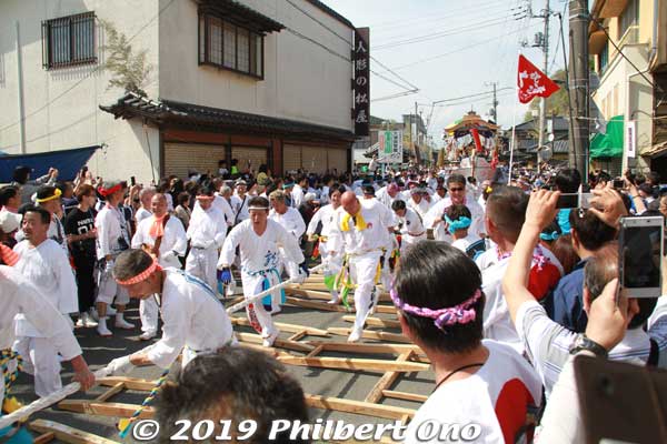 When dragging the boat, the men have to run over the wooden pallets and take care not to trip and fall.
Keywords: ibaraki kitaibaraki ofune matsuri boat festival