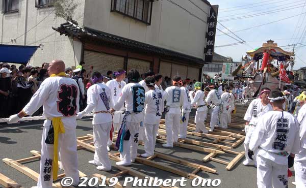 They drag the boat 20 meters at a time. After each drag, they have to move and place the pallets ahead of the boat. The route is 1,200 meters long, and it takes 5 hours to reach the end.
Keywords: ibaraki kitaibaraki ofune matsuri boat festival matsuri5