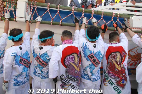 There are men on both sides of the boat who rock the boat before the drag. When the boat moves, they hang on to the boat.
Keywords: ibaraki kitaibaraki ofune matsuri boat festival