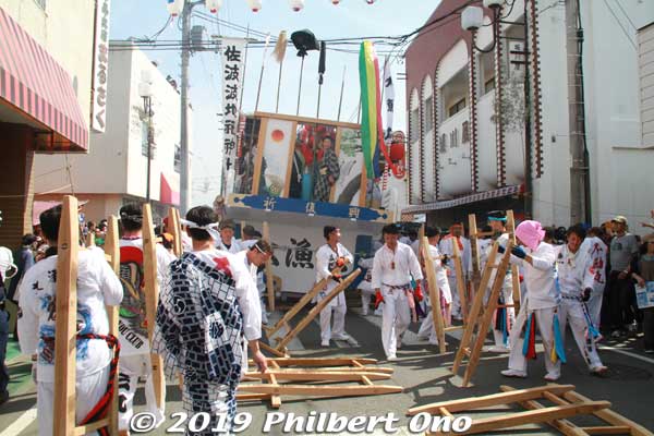 After the drag, they pick up the pallets and lay them in front of the boat on the road ahead.
Keywords: ibaraki kitaibaraki ofune matsuri boat festival