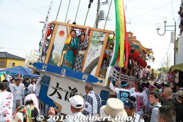 The boat is tilted to one side when it is dragged. It creates less friction and makes it easier to drag.
Keywords: ibaraki kitaibaraki ofune matsuri boat festival