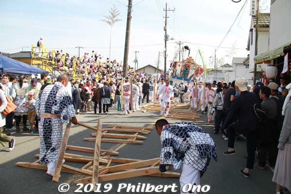 Picking up the pallets.
Keywords: ibaraki kitaibaraki ofune matsuri boat festival