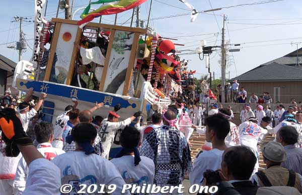 The route has one 90-degree corner where the boat is turned. This is a festival highlight and many people crowd this corner.
Keywords: ibaraki kitaibaraki ofune matsuri boat festival