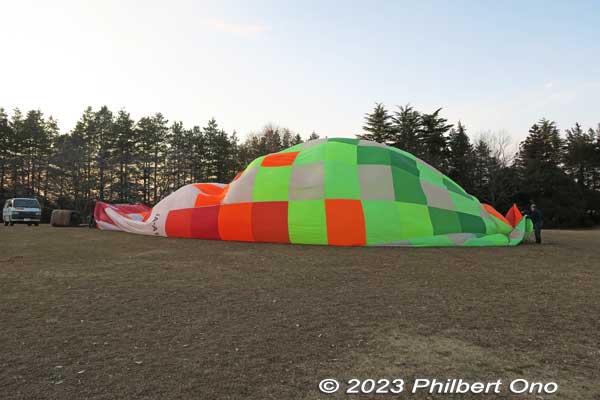 Inflating the hot-air balloon.
Keywords: Ibaraki Koga Kubo Park hot air balloons