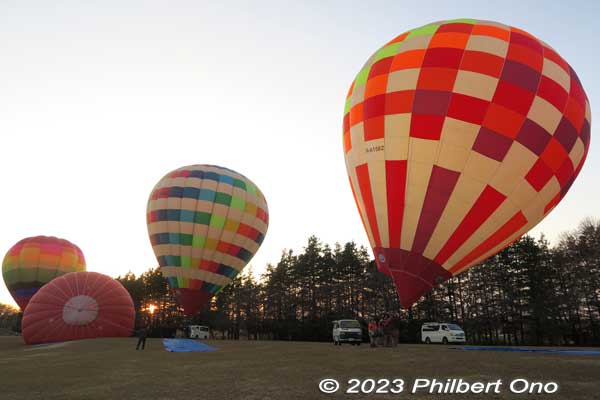 Hot-air balloons are vulnerable to strong winds. See how the balloon can sway in strong winds.
Keywords: Ibaraki Koga Kubo Park hot air balloons