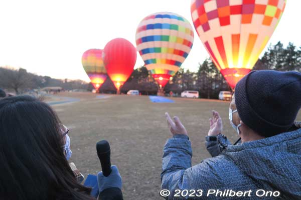 The MC came up to the crowd and asked people to give the word to light up the balloons.
Keywords: Ibaraki Koga Kubo Park hot air balloons