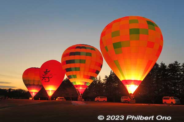 This photo was taken during the several seconds when the burners of all four balloons were flaming into the balloons at the same time.
Keywords: Ibaraki Koga Kubo Park hot air balloons