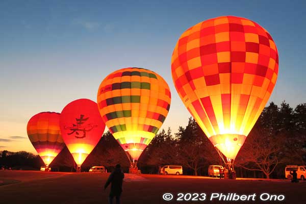 All four balloons lit up at the same time many times during the one-hour balloon glow event. They played J-pop music in the background.
Keywords: Ibaraki Koga Kubo Park hot air balloons