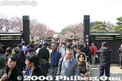 Crowd at Higashi-mon East Gate
This was the defacto main gate and most crowded since it is closest to the train station.
Keywords: ibaraki mito kairakuen garden plum blossom flowers ume