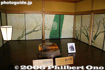 Kobuntei Villa, fusuma sliding door with painting of plum trees
Keywords: ibaraki mito kairakuen garden plum blossom flowers ume fusuma nihonga japanpaint painting