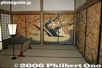 Kobuntei Villa, fusuma sliding door with painting of fall leaves
Keywords: ibaraki mito kairakuen garden plum blossom flowers ume fusuma japanpaint nihonga painting