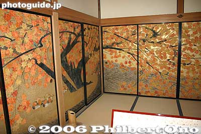 Kobuntei Villa, fusuma sliding door with painting of maple leaves
Keywords: ibaraki mito kairakuen garden plum blossom flowers ume fusuma japanpaint nihonga painting