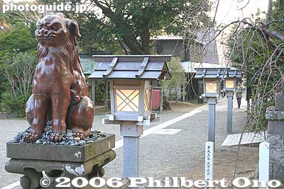 Koma-inu lion dog and lanterns
Keywords: ibaraki oarai-cho isosaki shrine torii