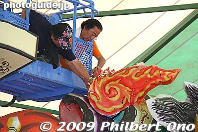 Patching up the damaged parts of the float. Apparently, it got damaged as it passed under a bridge that is a little too low for the giant nebuta.
Keywords: ibaraki tsukuba matsuri nebuta festival floats 
