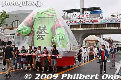 The floats were covered with plastic due to drizzling rain.
Keywords: ibaraki tsukuba matsuri nebuta festival floats 