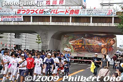 The first big one squeezes under the bridge. 
Keywords: ibaraki tsukuba matsuri nebuta festival floats 