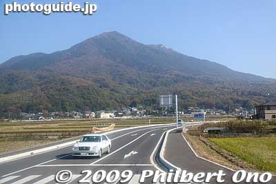 Mt. Tsukuba ahead. It takes about 50 min. to reach Mt. Tsukuba by bus from Tsukuba Center Bus Terminal.
Keywords: ibaraki mount mt. tsukuba 