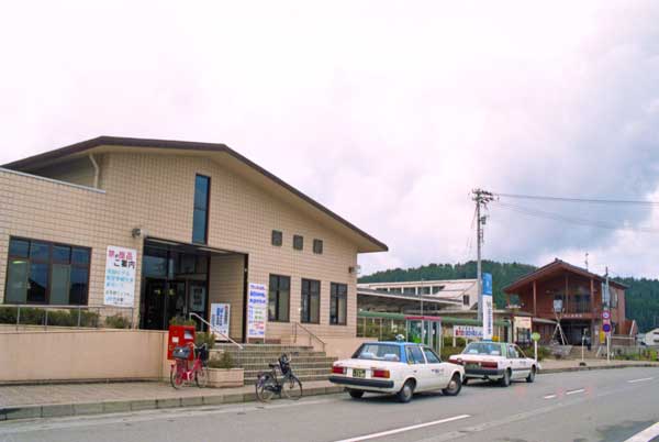 Anamizu Station, a terminal station on the Nanao Line. One of the rail gateways to the Noto Peninsula. 穴水駅
Keywords: ishikawa anamizu noto hanto peninsula