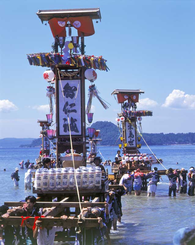 Anamizu's kiriko lantern festival, called Okinami Tairyo Festival, is held in the ocean during the day to pray for a good catch and safety of fishermen.. 沖波大漁祭
https://www.hot-ishikawa.jp/kiriko/en/kiriko/okinami.php
写真提供：©石川県観光連盟
Keywords: ishikawa anamizu noto hanto peninsula