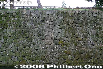 Ninomaru Northern Stone wall along a moat. 二の丸北面石垣
Keywords: ishikawa kanazawa castle park stone wall