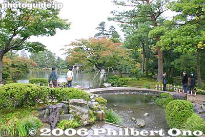 Kenrokuen is classified as a "kaiyu-shiki teien" (回遊式庭園) or "circular-strolling Japanese garden." It's a common and classic Japanese garden design where you simply walk around the garden, usually around a central pond.
Keywords: ishikawa kanazawa kenrokuen garden matsu pine tree