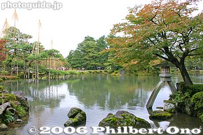 Kasumigaike Pond and the famous Kotoji-toro stone lantern. The lantern is shaped like a bridge that supports a string on the koto instrument. 霞ヶ池　徽軫灯籠
Keywords: ishikawa kanazawa kenrokuen garden