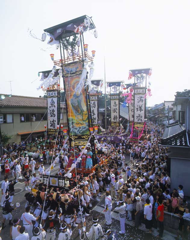 Nanao has a lot of kiriko lantern float festivals. This one is Issaki Hoto Festival with six floats held in Aug. Largest one is 15 meters tall. 石崎奉燈祭
https://www.hot-ishikawa.jp/kiriko/en/kiriko/issaki.php
写真提供：©石川県観光連盟
Keywords: ishikawa nanao noto hanto peninsula