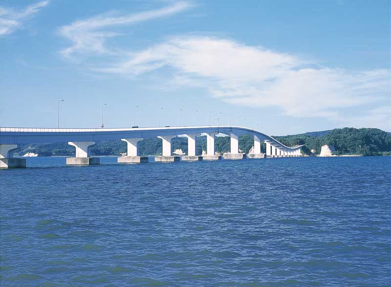 Notojima Bridge links central Nanao to Notojima island. It's 1,050 meters long. 能登島
写真提供：©石川県観光連盟
Keywords: ishikawa nanao noto hanto peninsula