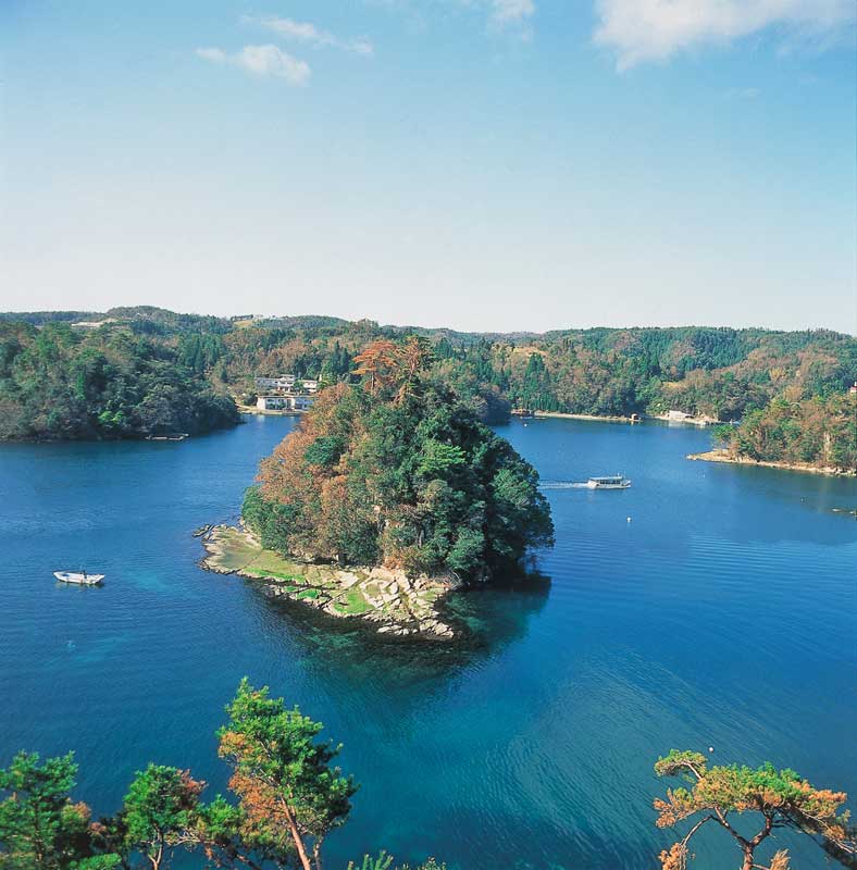 Tsukumo Bay has this island called Horaijima. 蓬莱島 九十九湾
写真提供：©石川県観光連盟
Keywords: ishikawa noto hanto peninsula