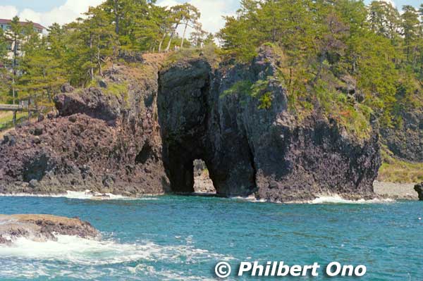 Ganmon Gate Rock is perhaps the most famous sight on the Noto Kongo Coast. From a nearby boat dock, see it by boat. Erosion by waves created this tunnel-like rock measuring 15 meters high, 6 meters wide, and 60 meters long. 巌門
Boat cruises for Ganmon Rock costs ¥1,200. Takes only 20 min.
http://www.ganmon.jp/
Keywords: ishikawa shika noto hanto peninsula kongo coast